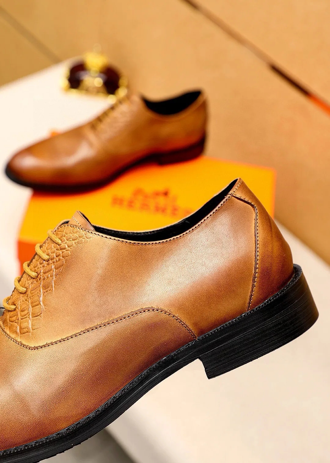 Men's shoes 💰460 💐 Product trademark: HERMES "Hermès" business leather shoes Regular size: 38-44 (45🉑️customized) Product materials: Selected imported first-layer calfskin upper, imported water-dyed 🐂 cowhide lining. Strong three-dimensional visual effect, non-slip and wear-resistant combination outsole Color: 2⃣️colors available